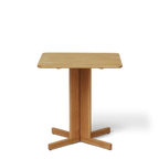 Firkantet spisebord i eg 