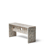 Bænk i genanvendt plast i grå