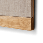 Opslagstavle i nærbillede af egetræet