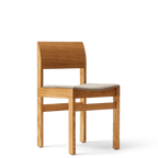 Spisebordsstol i eg med polstret sæde i gråt tekstil