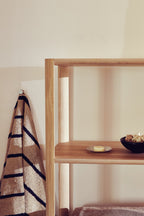 Træreol i badeværelse 