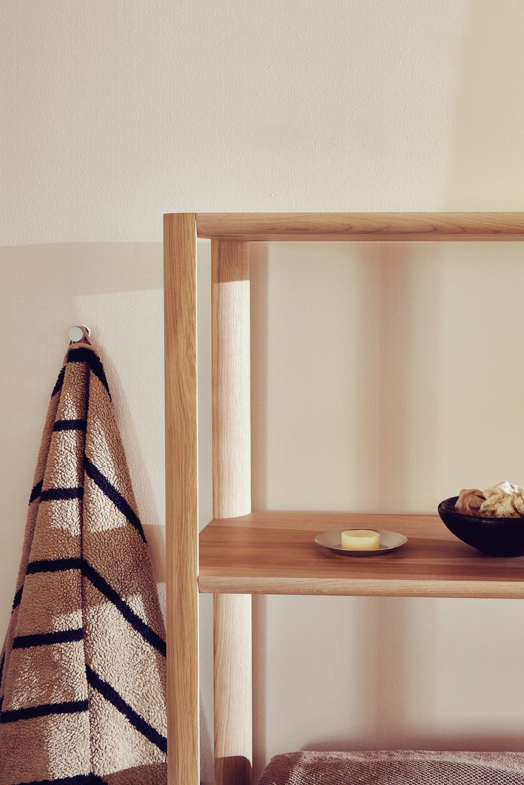 Træreol i badeværelse 