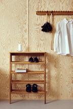 Entre med sko reol og knage