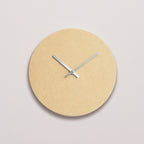 Vægur i lys gul med sølv viser 