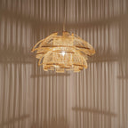 Bambus pendellampe formet som en blomst.