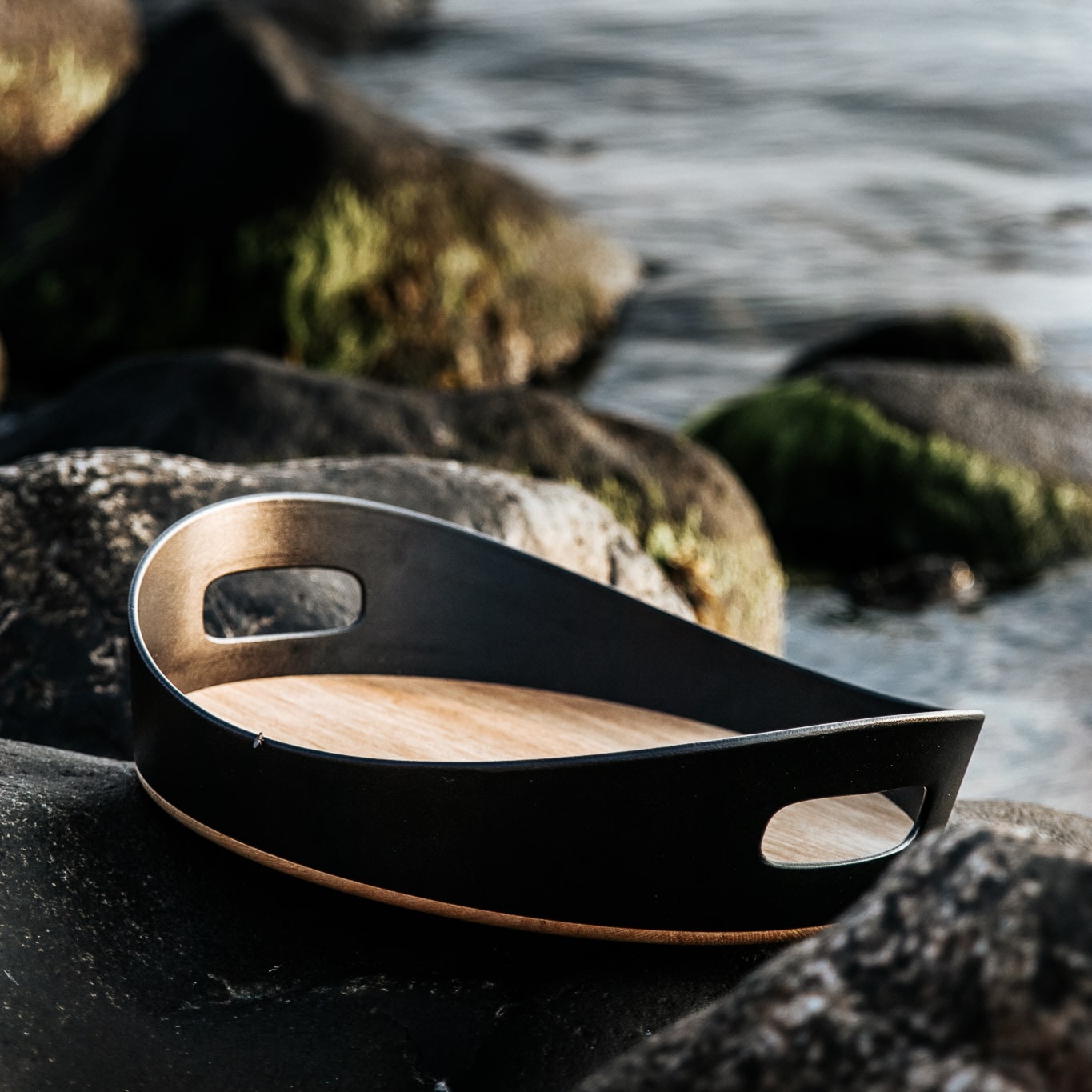 Billede af Hermod serveringsbakke stående på sten ved havvand