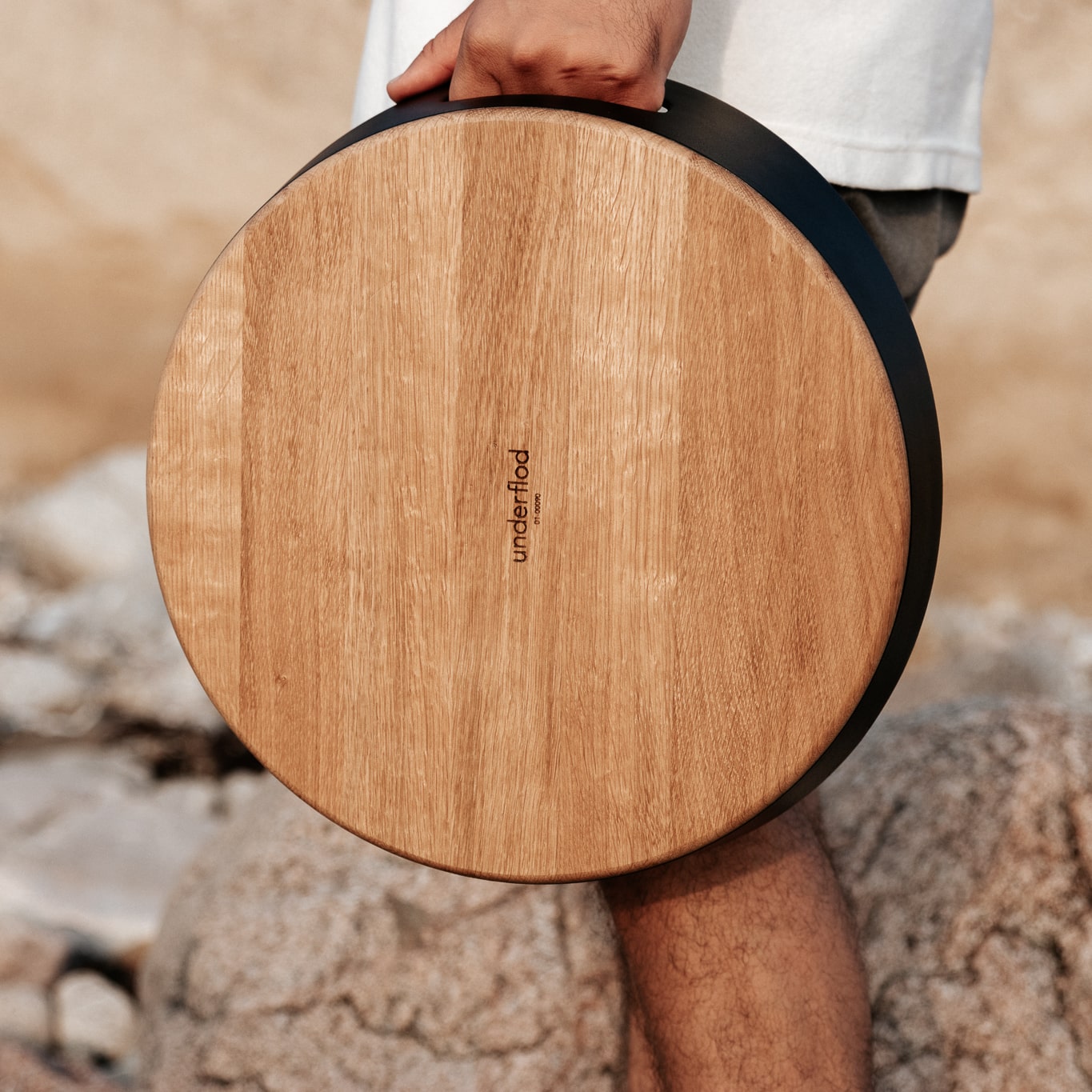 Billede af mand der holder Hermod serveringsbakke med én hånd