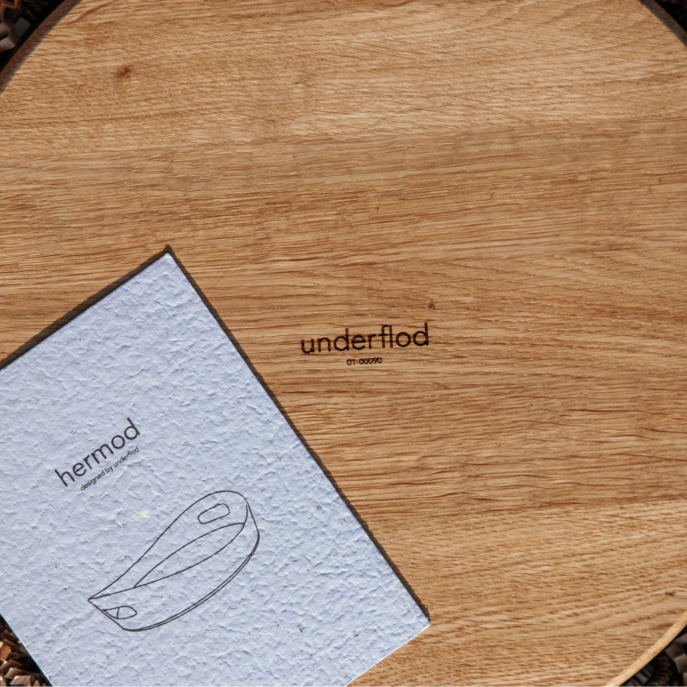 Billede af bunden på Hermodserveringsbakken med tilhørende certifikat til 