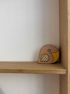 Fugl som figur i træ med gul farve