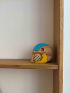 Fugl som figur i træ med farve