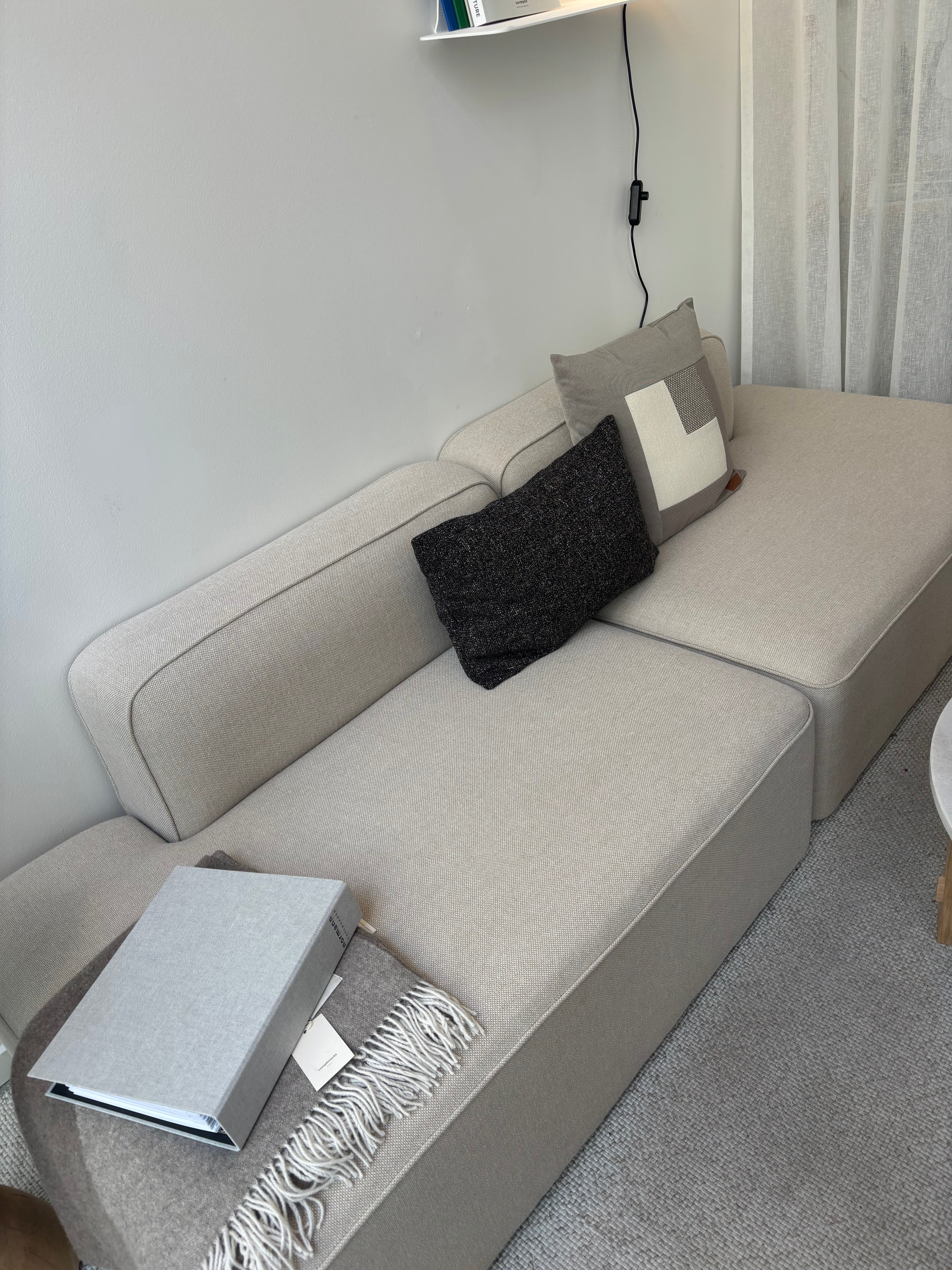 Grå modulsofa med puder i