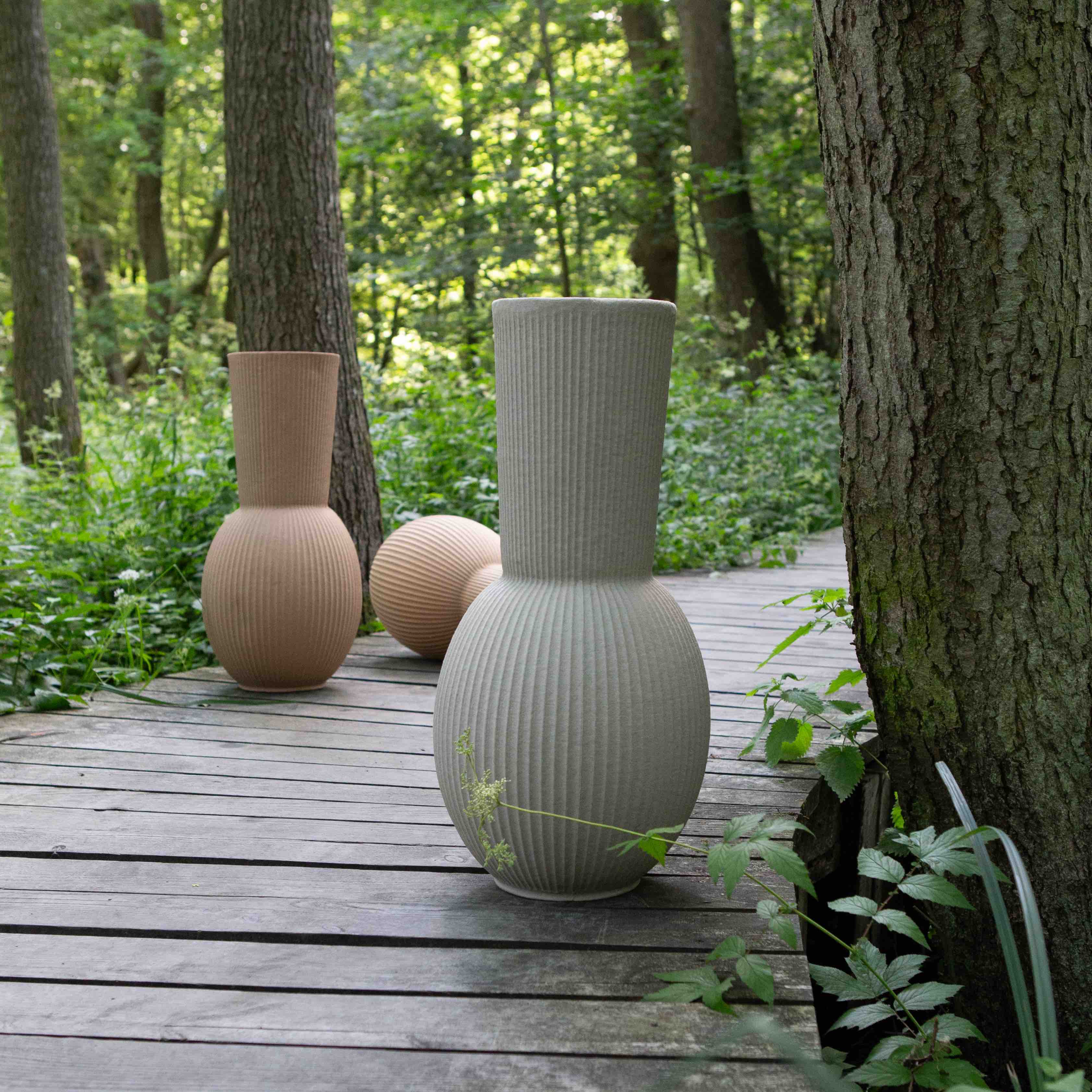 3 vase med høj hals i naturen