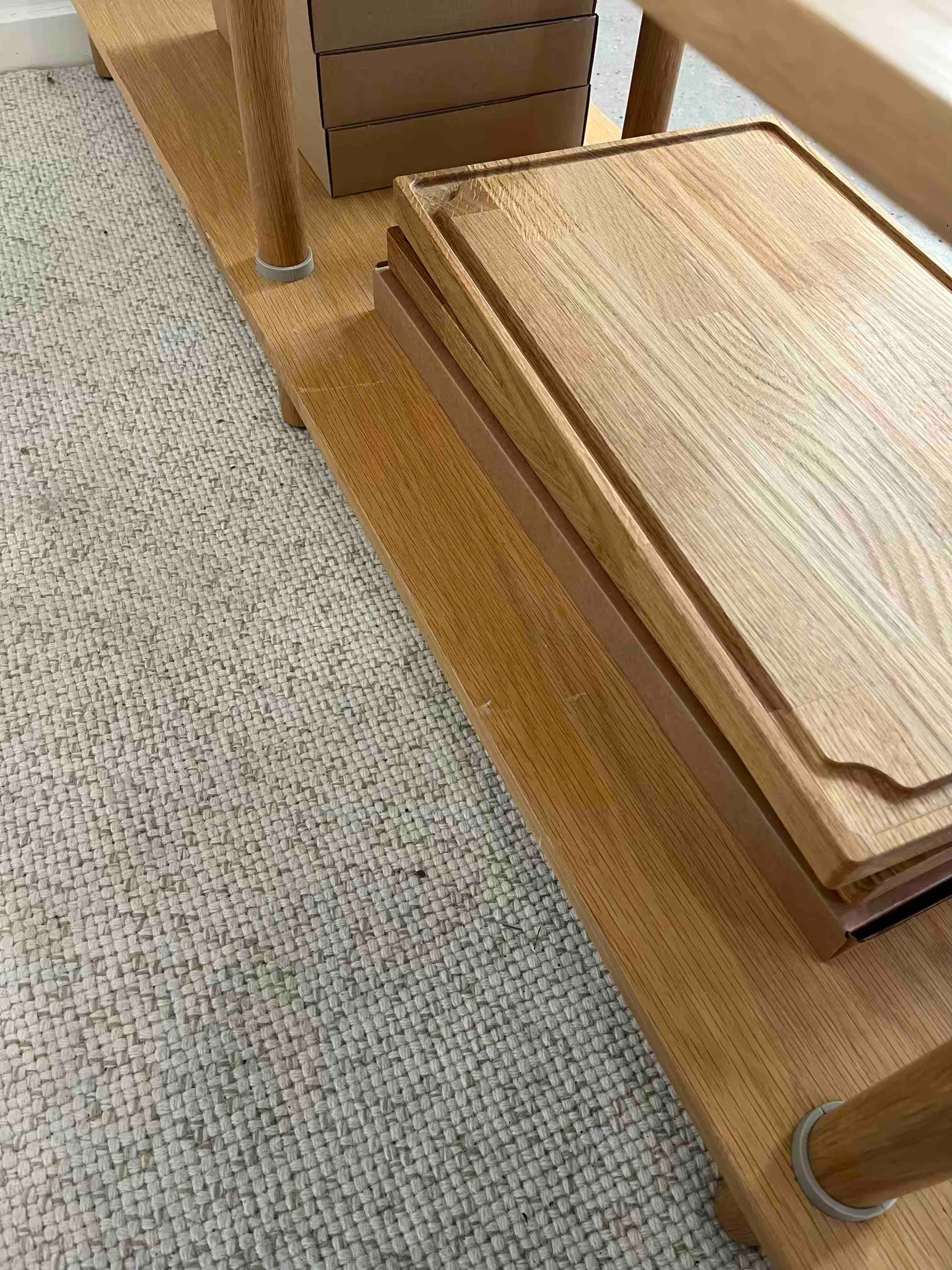 Skærebræt i træ placeret på reol i træ