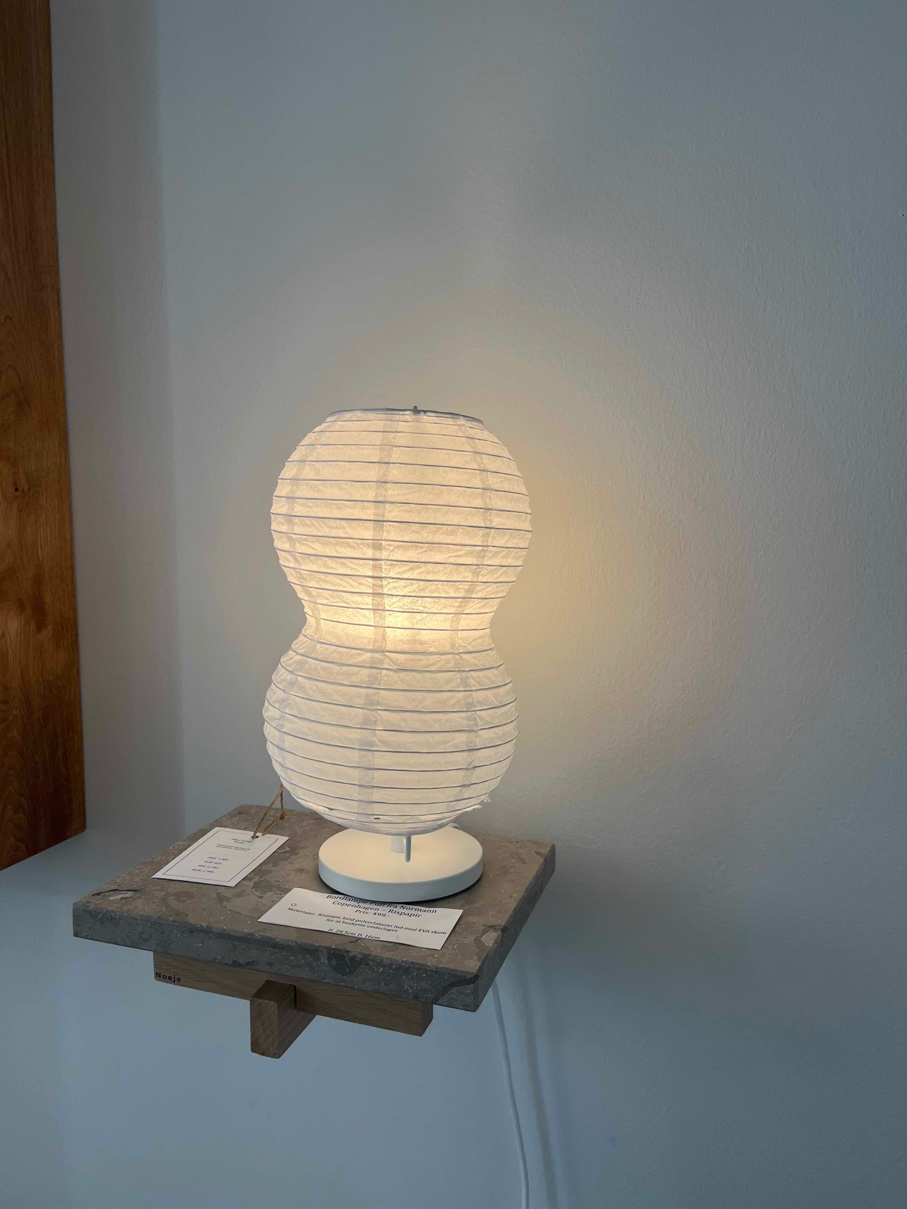 Hvid bordlampe formet som en jordnød