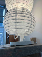 Nærbillede af hvid bordlampe formet som en jordnød