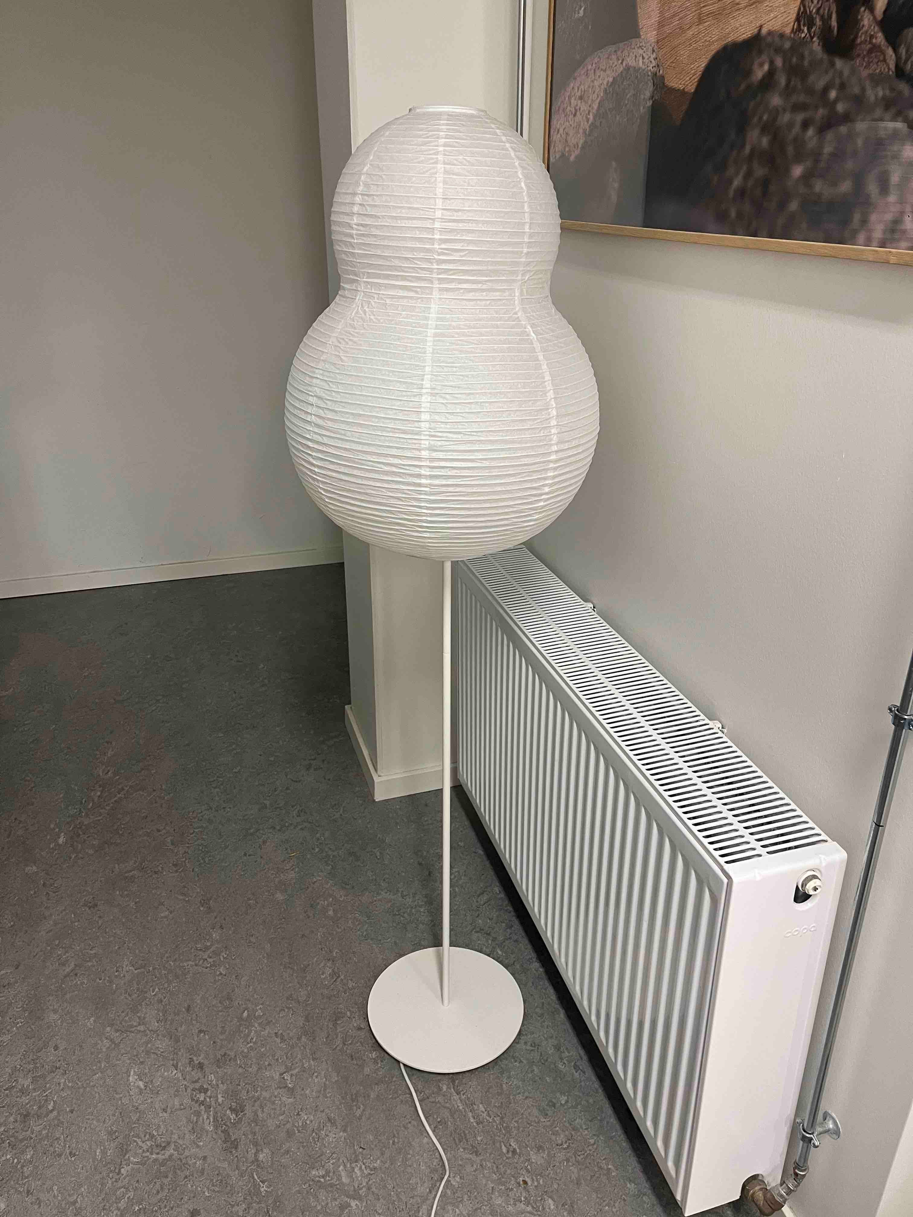 Hvid gulvlampe med lampeskærm formet som en jordnød