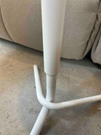 Nærbillede af sidebordsben i hvidt metal