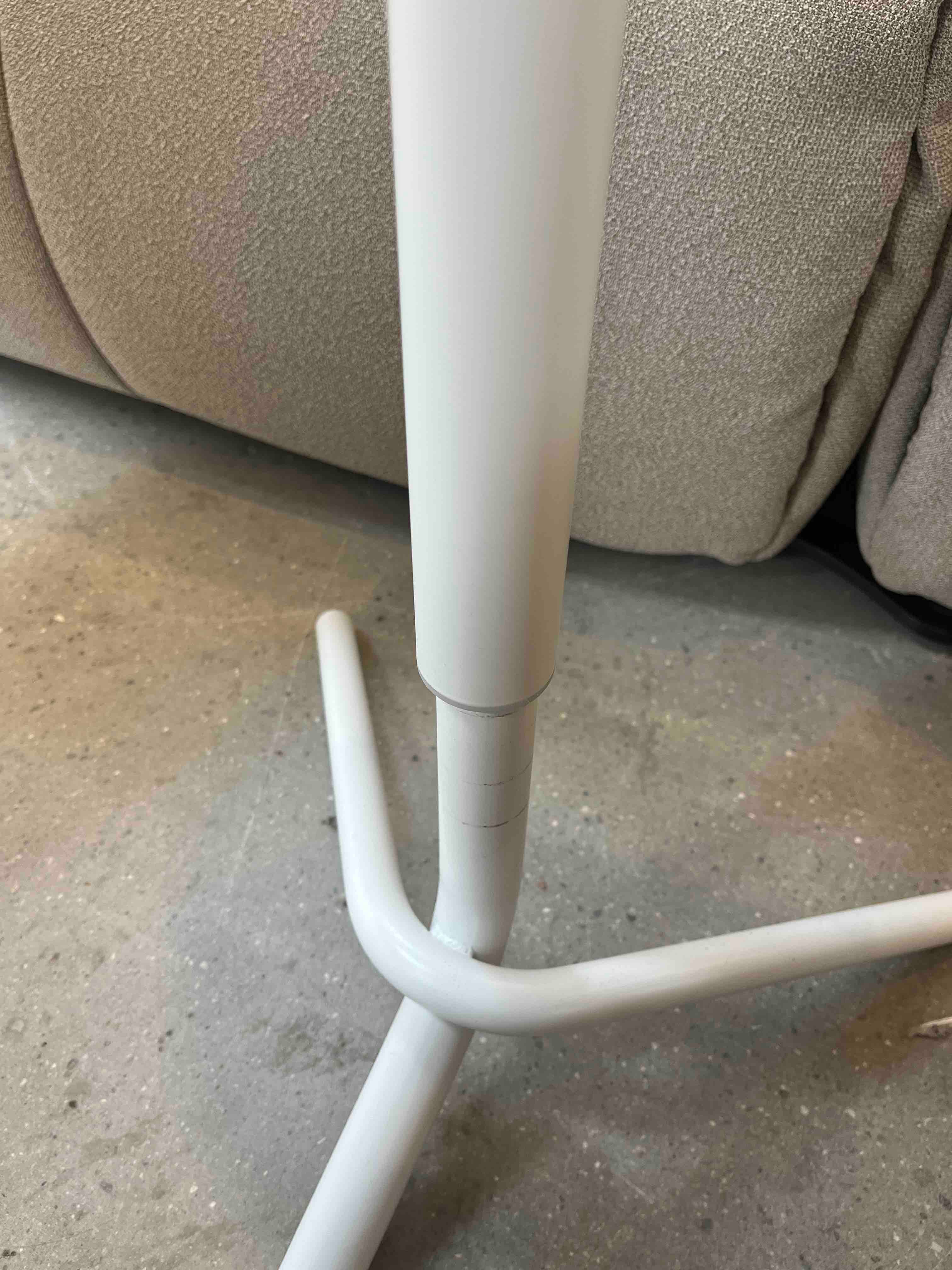 Nærbillede af sidebordsben i hvidt metal