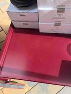 Nærbillede af rød rullevogn