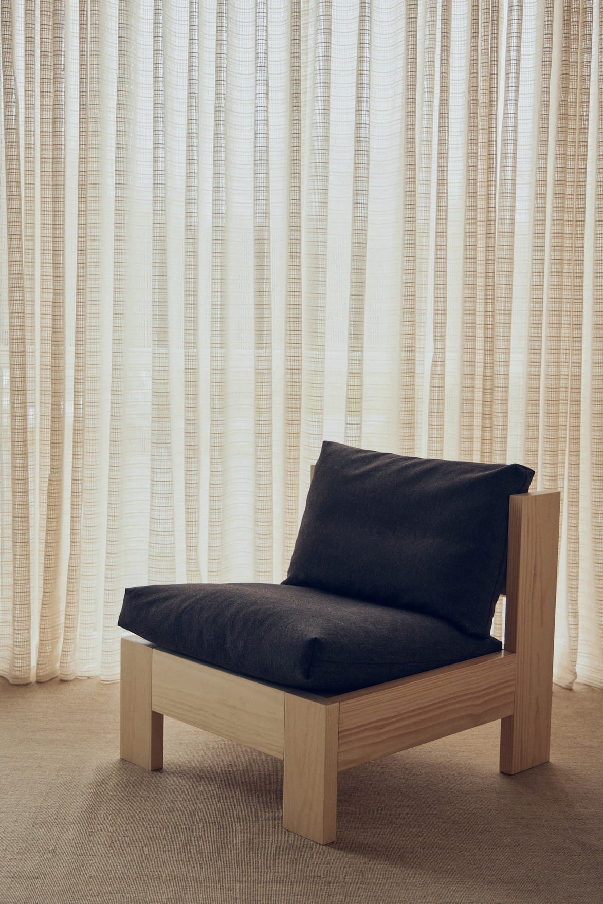 Icon loungestol i fyrretræ technicolour - Form & Refine