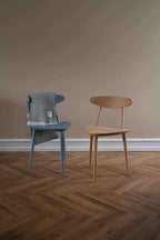 2 spisebordsstole en i træ og en i lyseblå