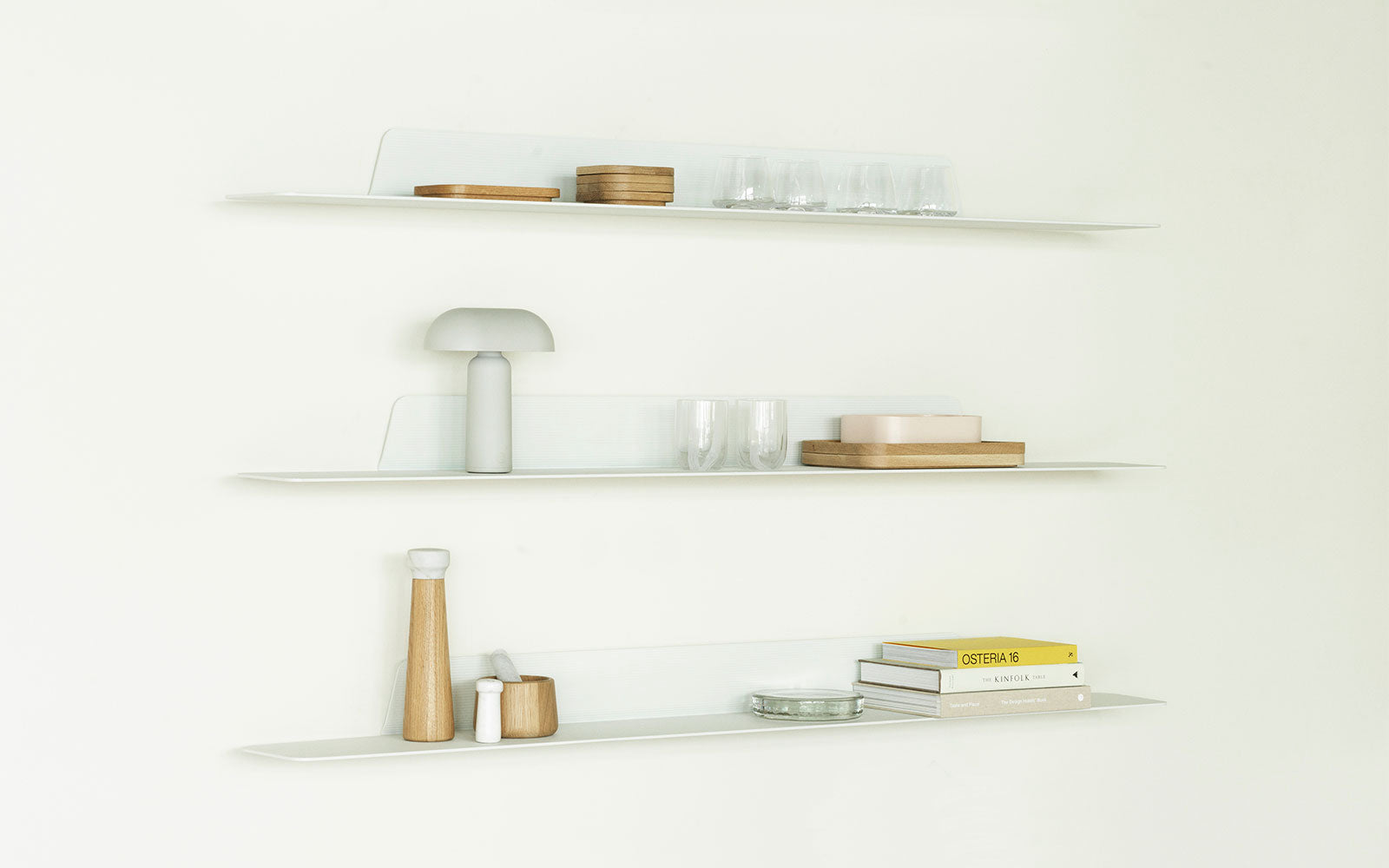 Tre hylder der er udsmykket med produkter