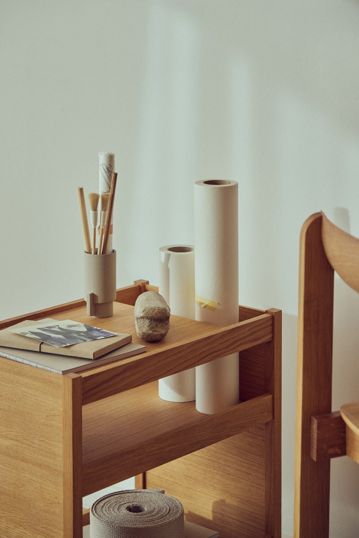 Journal opbevaringsbord i egetræ - Form & Refine