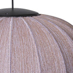 Nærbillede af loftlampe i lilla med guld detaljer