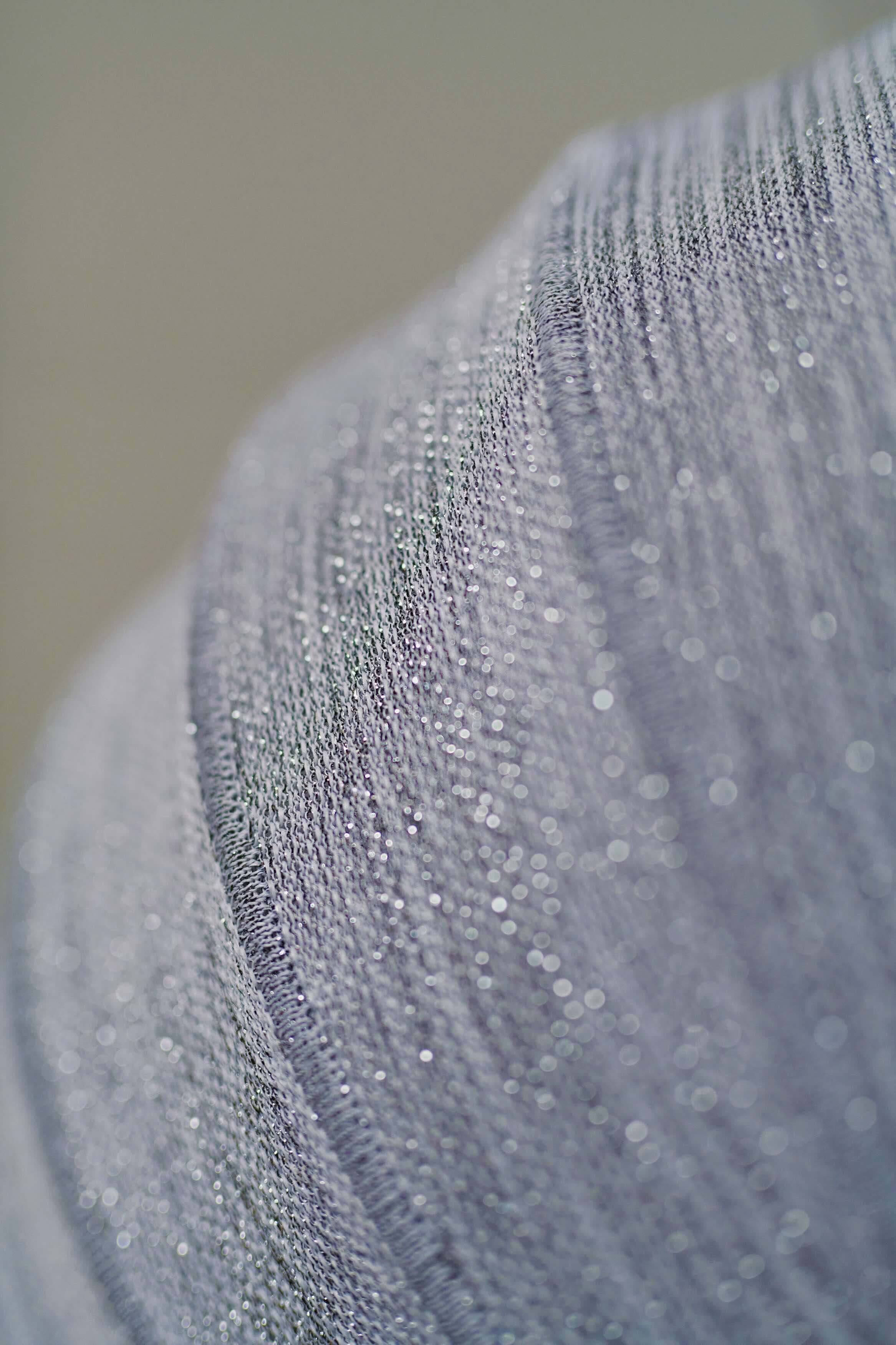 Nærbillede af loftlampe i sølv med glitter detaljer