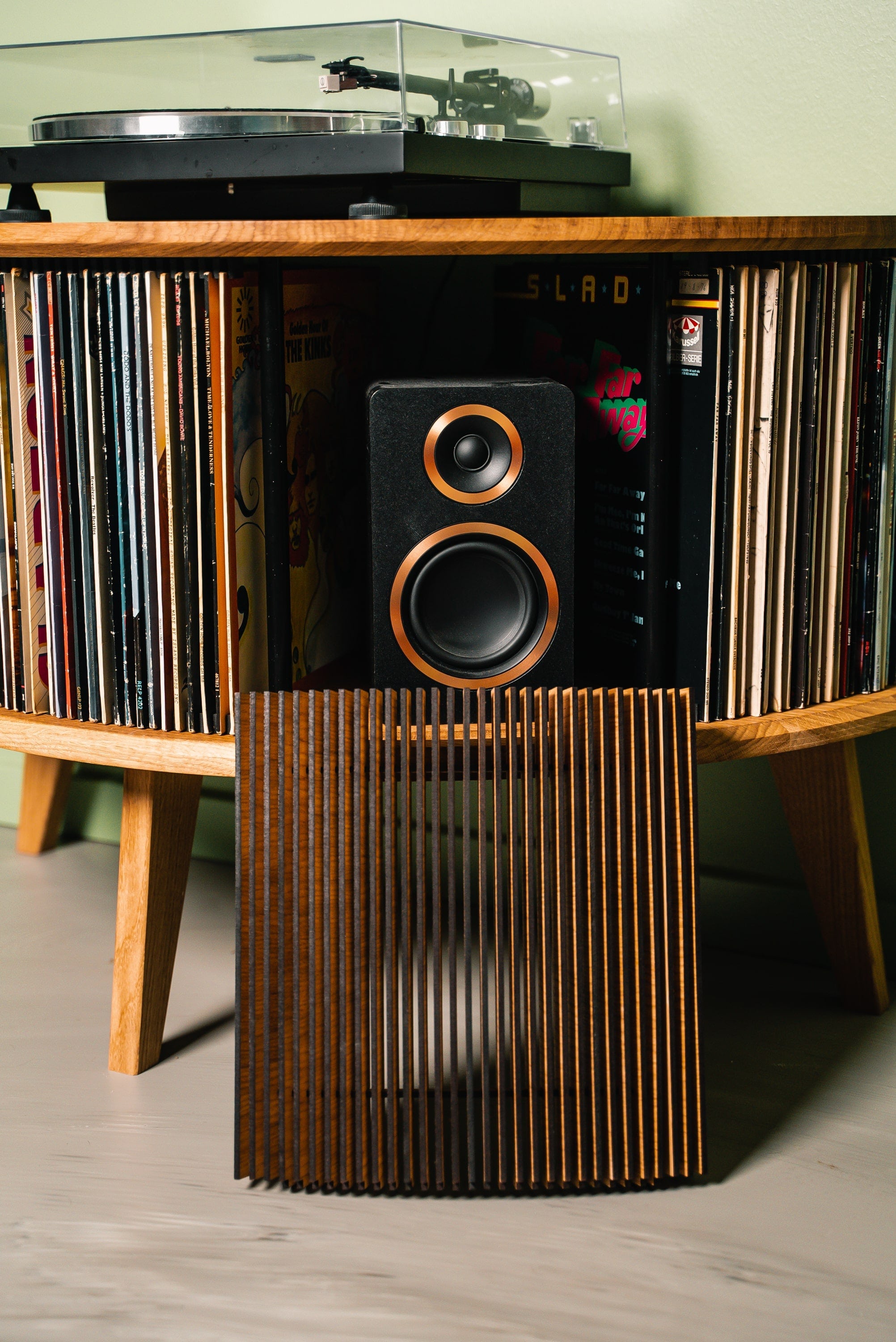 Display LUNA vinylmøbel med højtaler skjuler foran