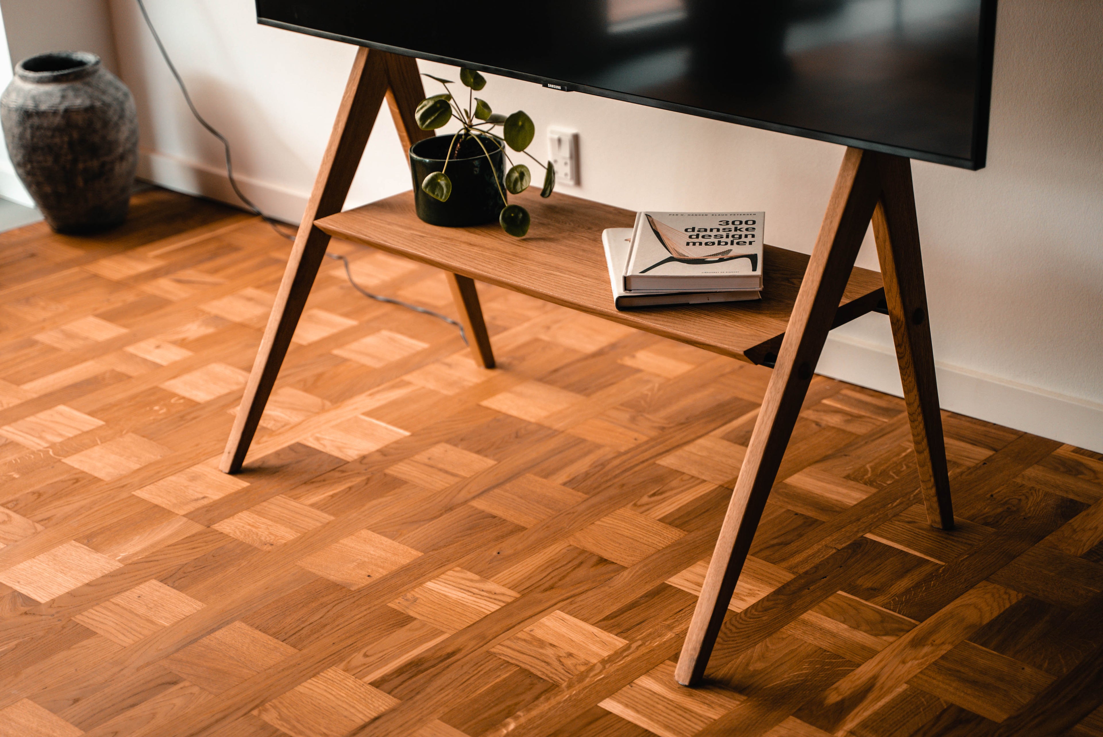 Tv-stander med tv på