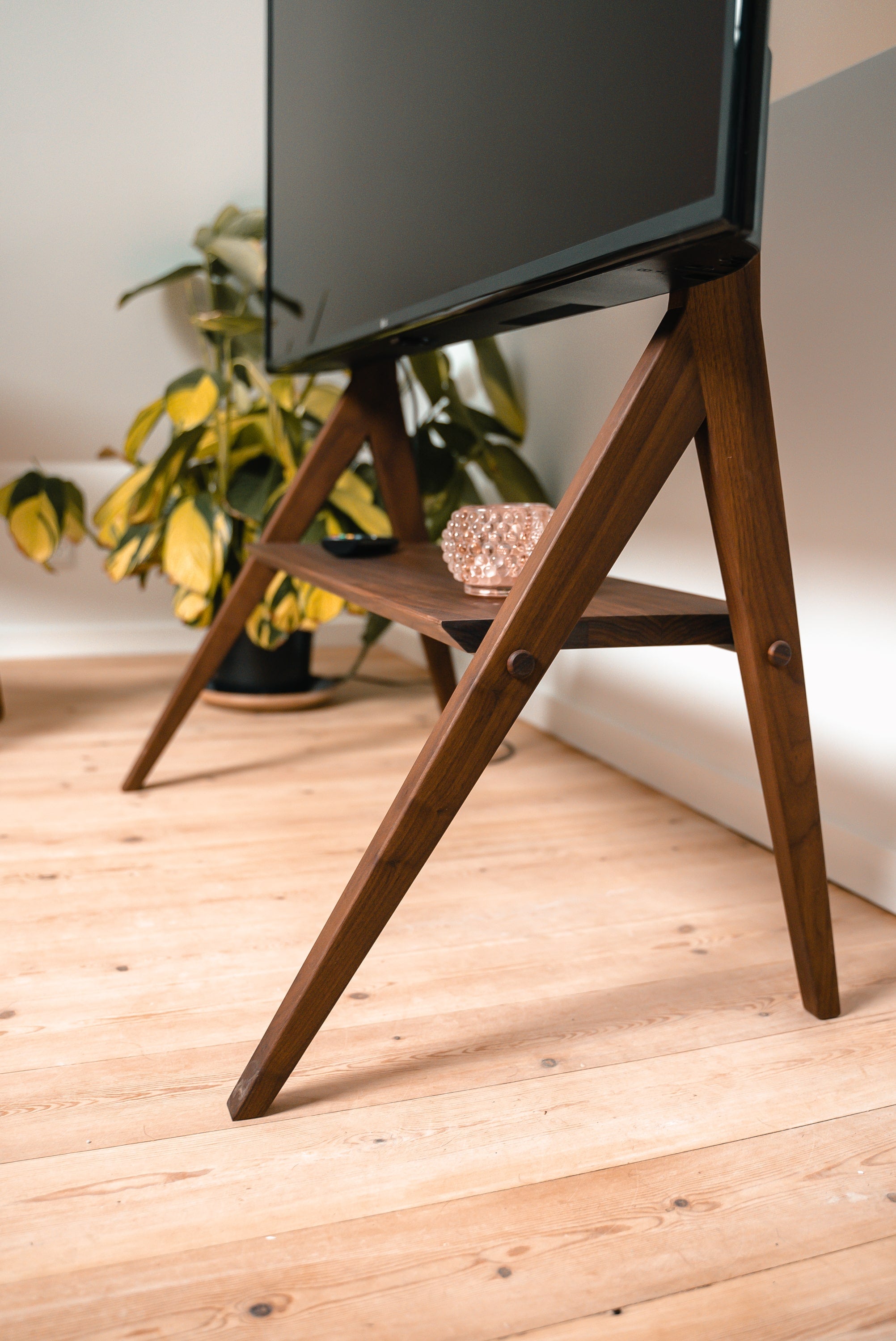 KAYA TV-stander i valnød