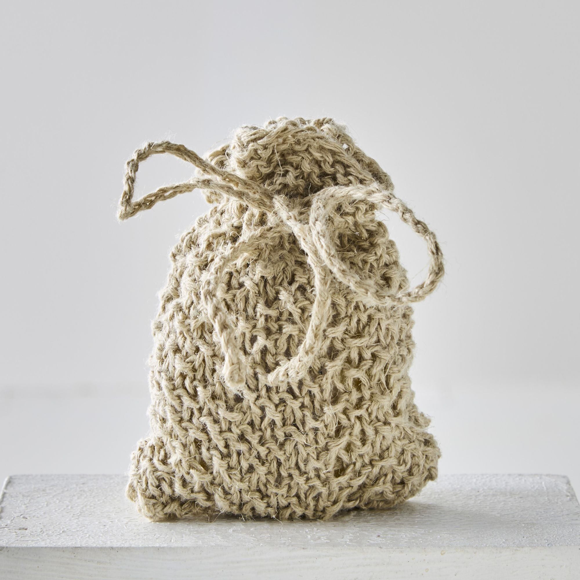 Flettet, lys sæbepose.