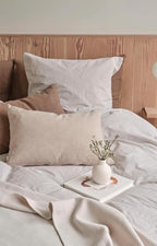 Sengetøj + puder i beige og brune nuancer