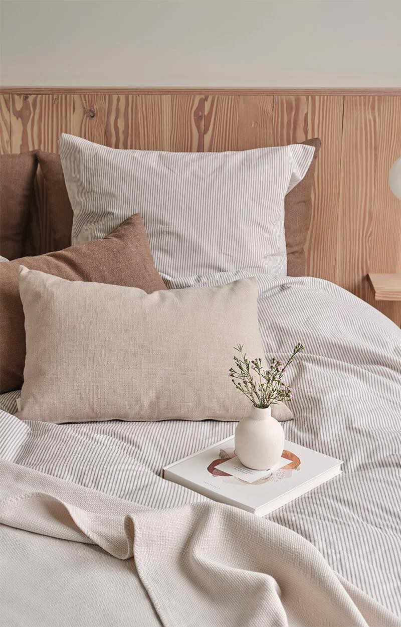 Sengetøj + puder i beige og brune nuancer