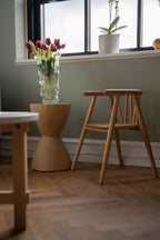 Børnestol i eg og stor glas vase