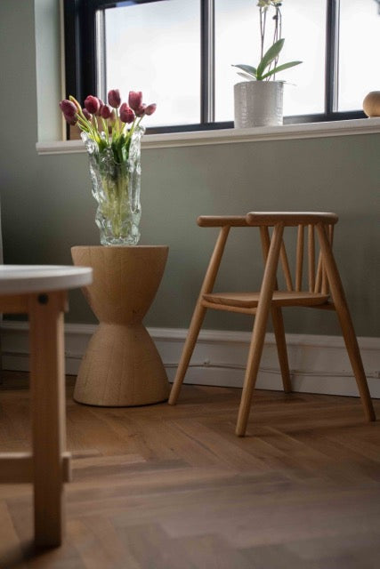 Børnestol i eg og stor glas vase