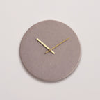 Lilla sten ur med guld viser 