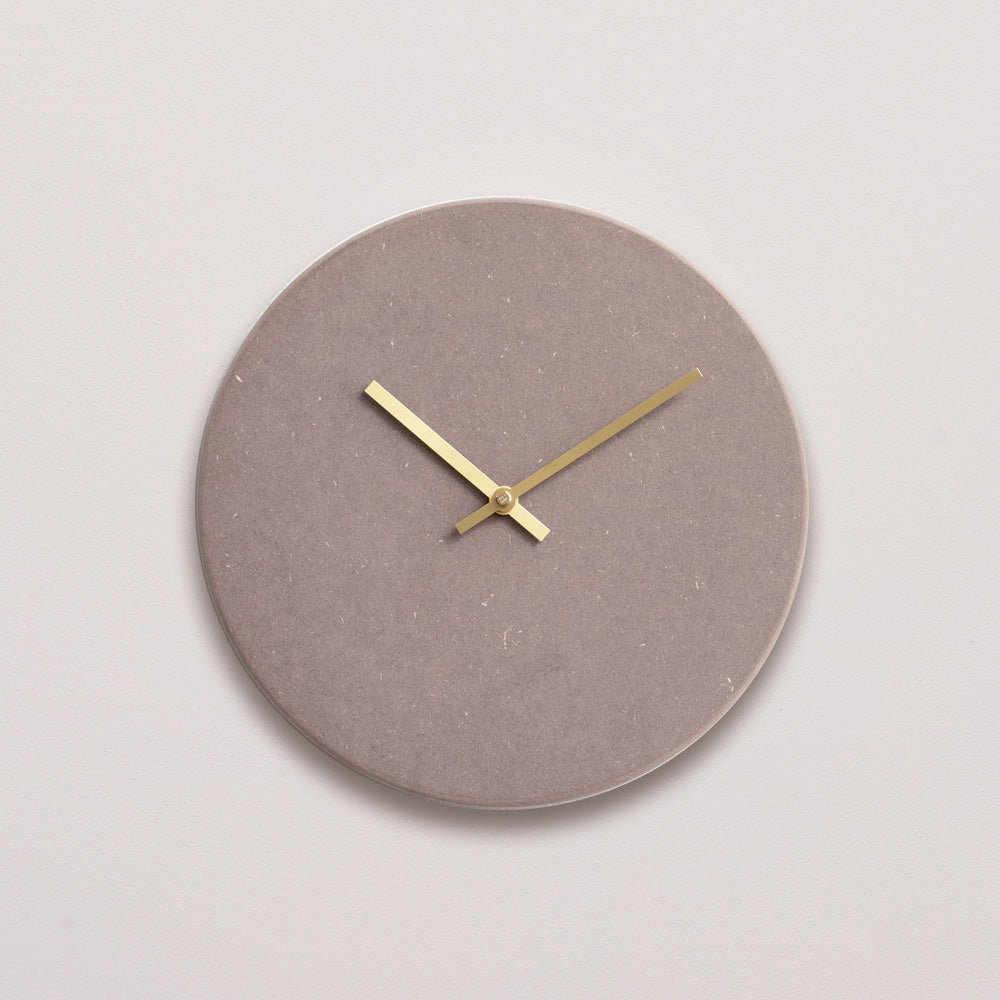 Lilla sten ur med guld viser 