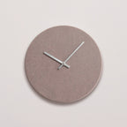 Lilla sten ur med sølv viser 