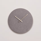 Lilla sten ur med sølv viser 