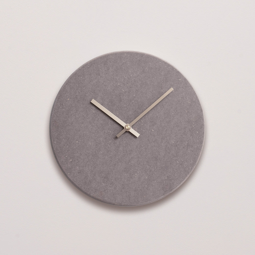 Lilla sten ur med sølv viser 