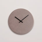 Lilla sten ur med sort viser 