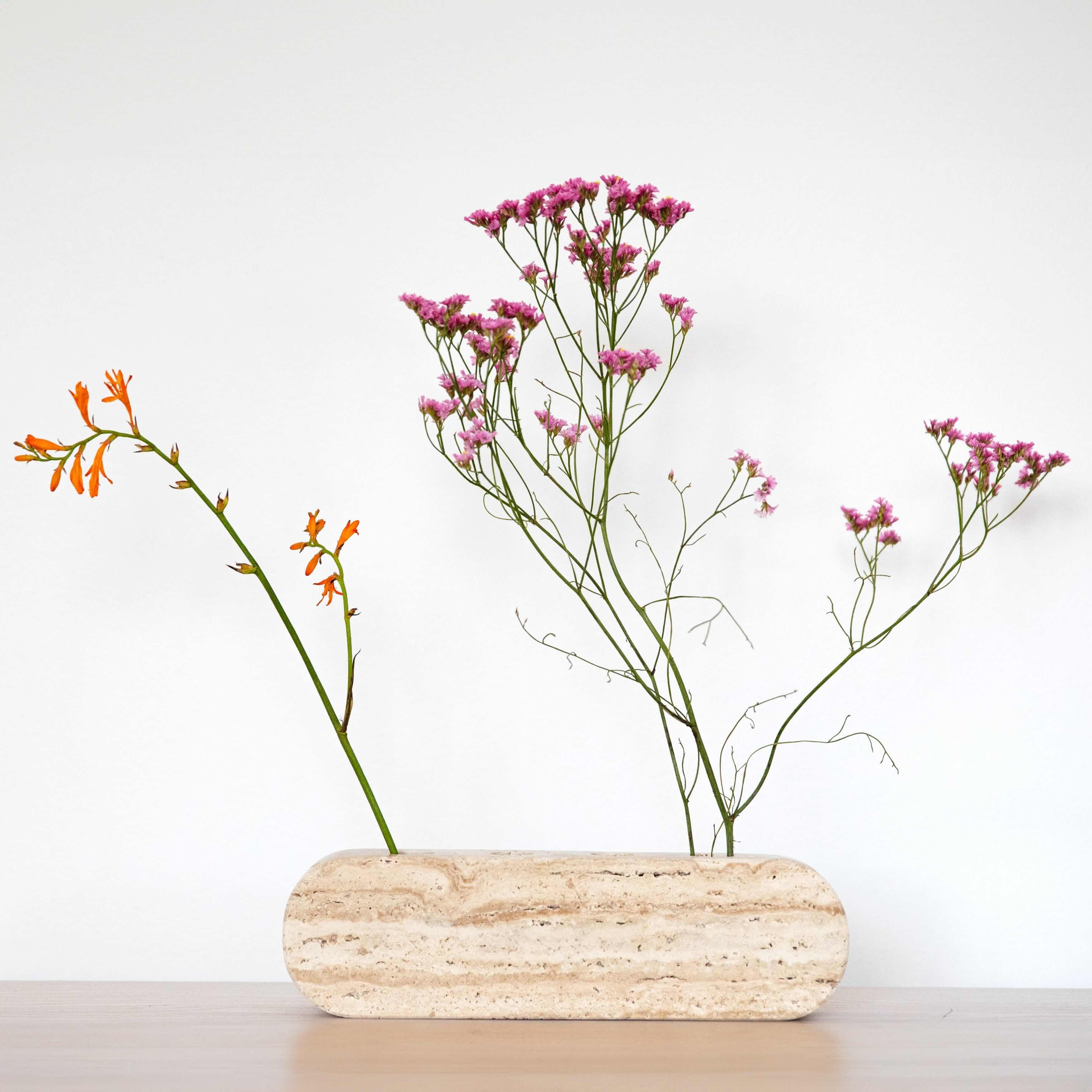 lysestage med blomster i, i stedet for lys