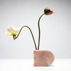 Lysestage i marmor med blomster i