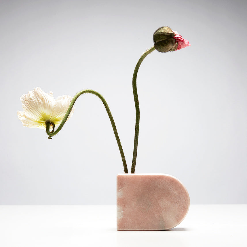 Lysestage i marmor med blomster i