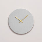 Vægur i lysegrå  med guld viser 