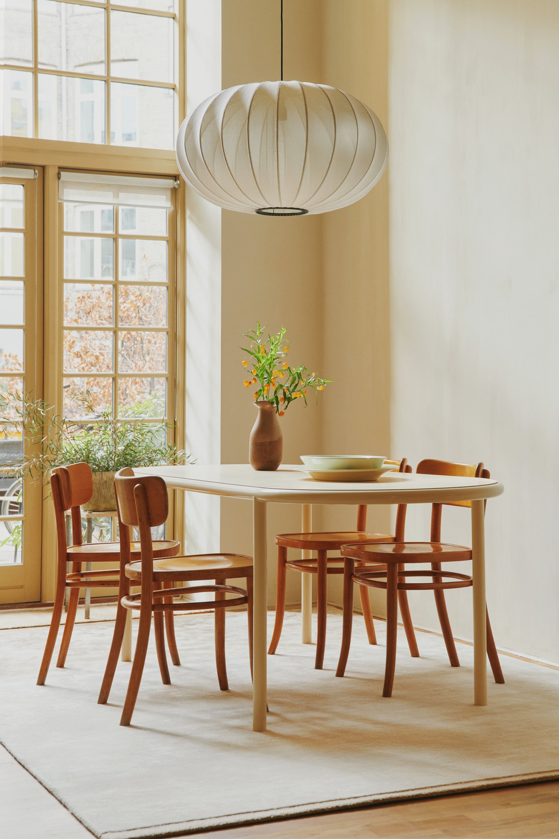 Stor loftlampe over spisebord i hvid