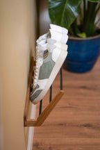 Skohylde i egetræ med nike sko i