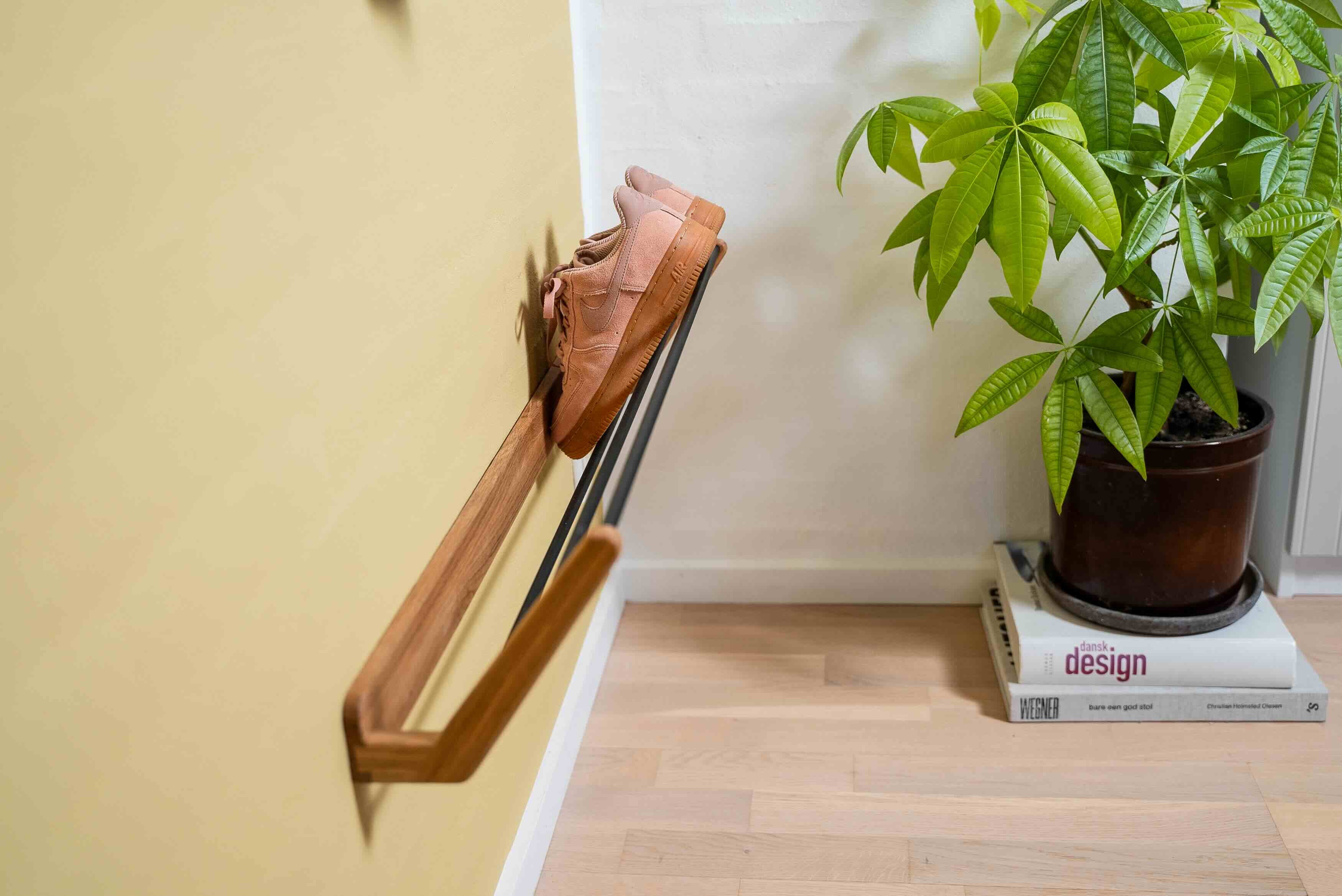 Skohylde i egetræ med nike sko i